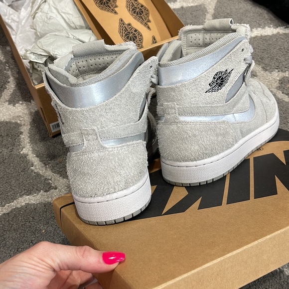 Woman’s 7.5 mid Jordan - Picture 3 of 5